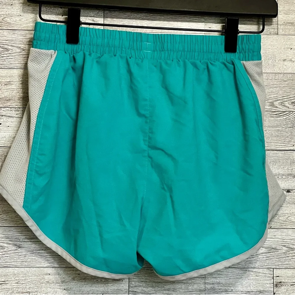 Under Armor Ladies Running Shorts w/inside. Vented‎ sides for airflow. Size-XS